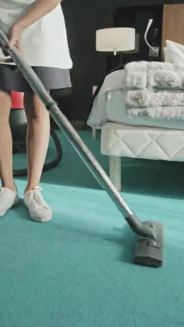 Vertikale Aufnahme Einer Jungen Haushälterin Beim Schweben Einem Luxuriösen Hotelzimmer — Stockvideo