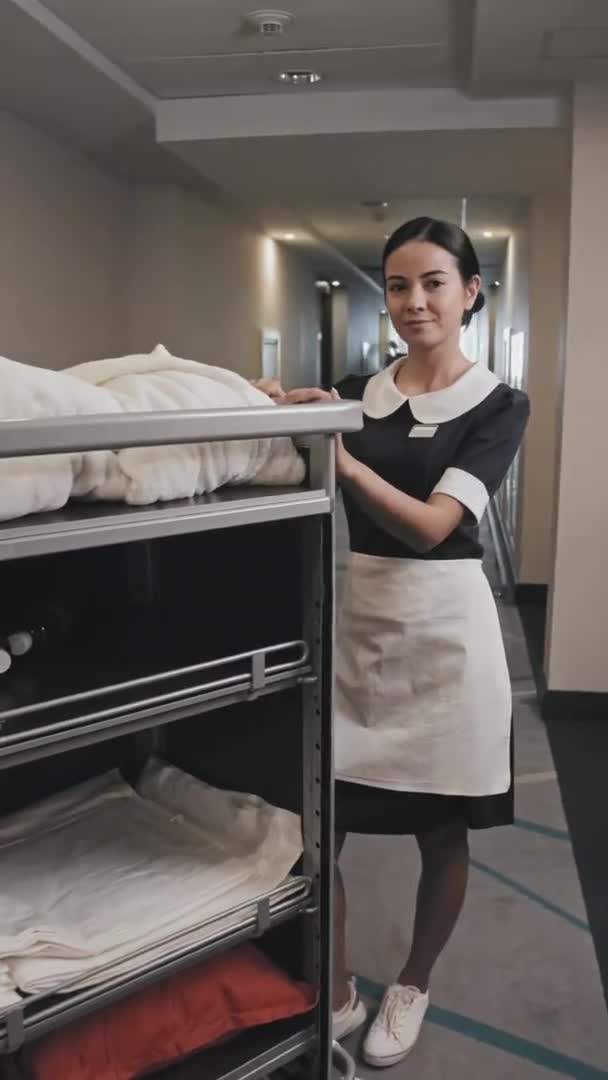 Pionowy Portret Młodej Gospodyni Domowej Pozowanie Kamery Ręcznikami Pościelą Wózku — Wideo stockowe