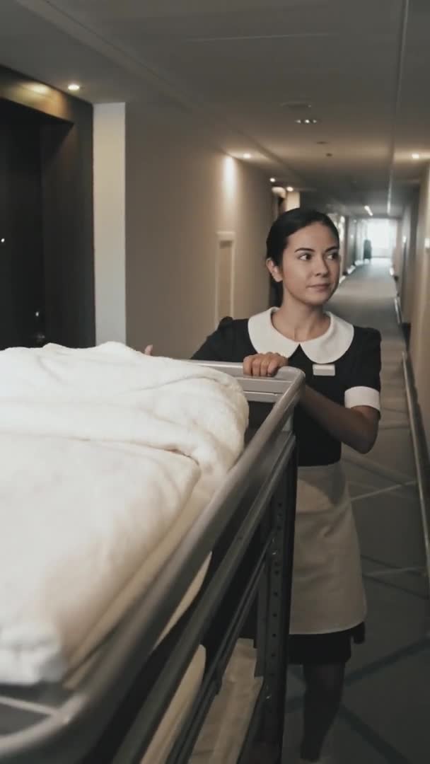 Üniformalı Genç Kadın Hizmetçinin Arabasından Temiz Beyaz Havluları Alıp Otel — Stok video