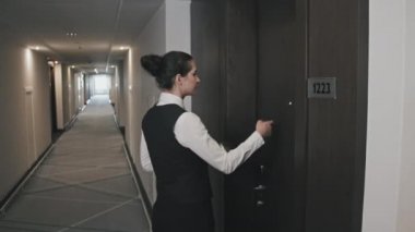 Otel odalarından birinde kalan iş adamına metal kubbe altında yemek servis ederken orta boy bir fotoğraf.