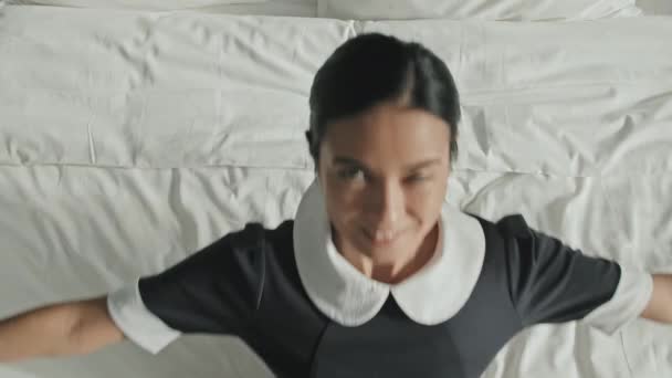 Powolne Ujęcie Zrelaksowanej Gosposi Leżącej Plecach Luksusowym Łóżku Hotelowym Białą — Wideo stockowe
