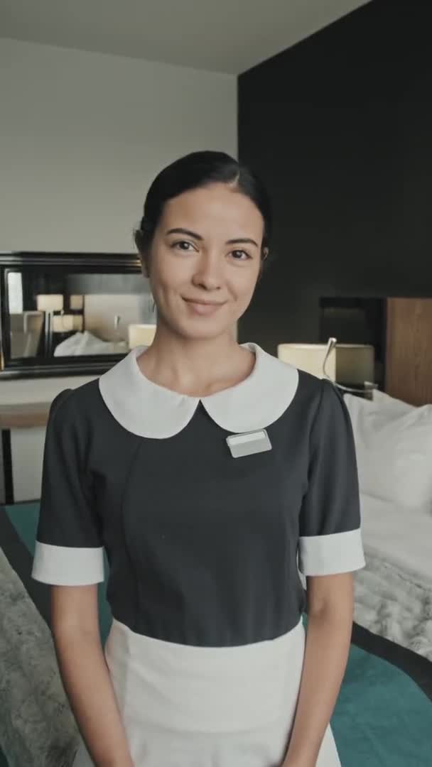 Vertikales Medium Slowmo Porträt Einer Jungen Hübschen Haushälterin Schwarzweißer Uniform — Stockvideo