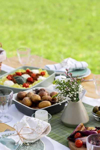 Flores frescas y comida casera para el almuerzo en la mesa servida —  Fotos de Stock