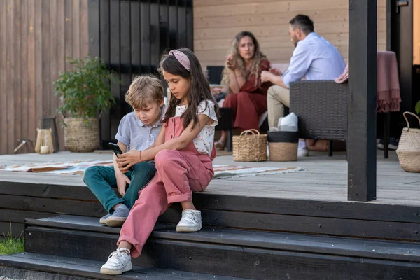 Two siblings with smartphone talking through videoe chat — Stock Photo, Image