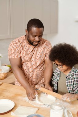 Ev yapımı hamur işi için yuvarlanan tatlı çocuk.