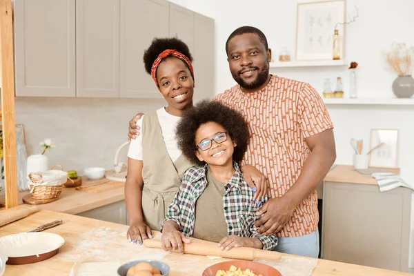 Familia de tres mirándote mientras cocinas pastelería casera —  Fotos de Stock