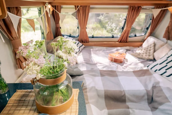 Bouquet de milfoil en pot contre chambre à coucher — Photo