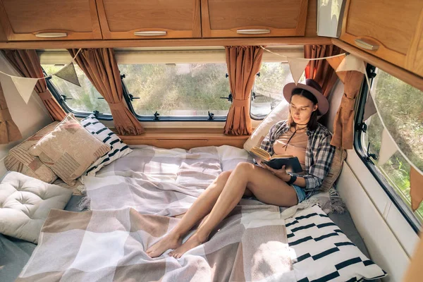 Jeune femme reposante lecture livre à l'intérieur Voyage maison — Photo