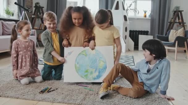 Portré Gyerekek Csoportjáról Akik Föld Bolygóról Rakétahajóról Rajzolnak Nappaliban Pózolnak — Stock videók