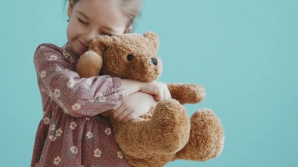 Slowmo Inclinar Tiro Adorável Menina Abraçando Mais Urso Brinquedo Enquanto — Vídeo de Stock