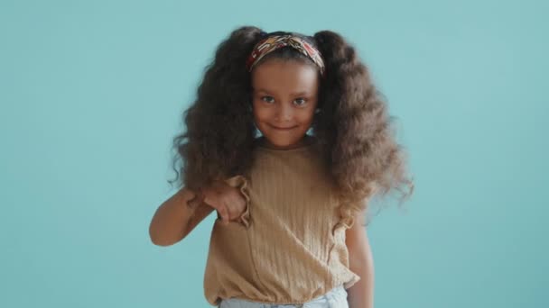 Retrato Niña Feliz Años Con Dos Colas Caballo Moviendo Pelo — Vídeos de Stock