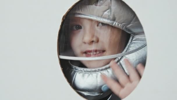 Handheld Shot Cute Little Girl Space Helmet Looking Out Tekturowe — Wideo stockowe