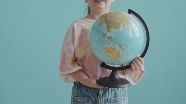 Obróć Zdjęcie Portretowe Szczęśliwej Letniej Dziewczynki Trzymającej Kulę Ziemską Uśmiechającej — Wideo stockowe