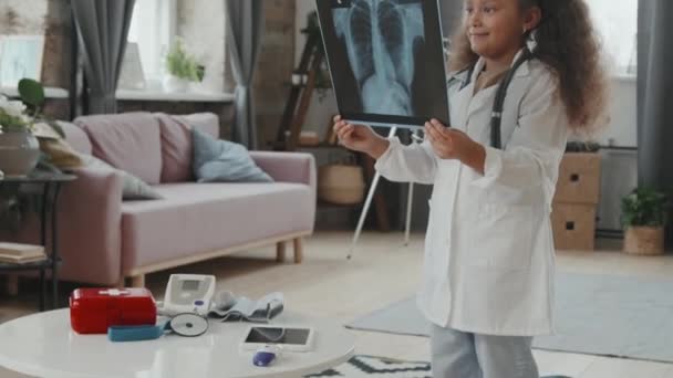 Beyaz Önlüklü Evde Röntgen Taramasına Bakıp Evde Doktorculuk Oynarken Kameraya — Stok video