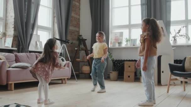 Lento Disparo Lindas Niñas Lanzando Atrapando Pelota Fútbol Mientras Juega — Vídeos de Stock