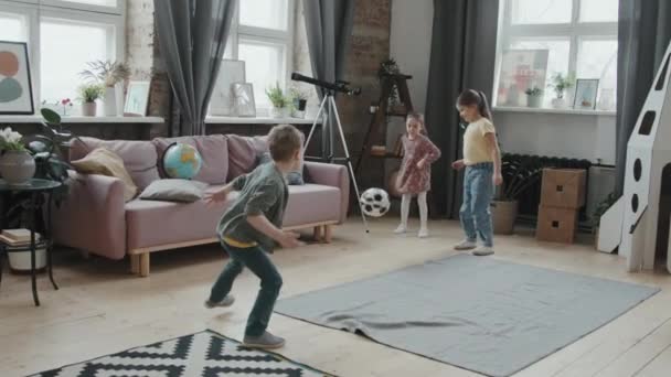 Evde Rahat Bir Oturma Odasında Futbol Oynayan Çocukların Kamerasıyla Çekilmiş — Stok video