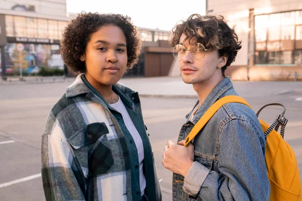 Twee tienerstudenten in casualwear op straat — Stockfoto