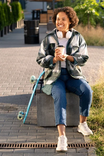 Fröhlicher afrikanischer Teenager-Skateboarder mit Drink — Stockfoto