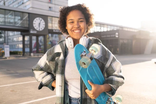 Junge attraktive Skateboarder in Freizeitkleidung schauen einen an — Stockfoto