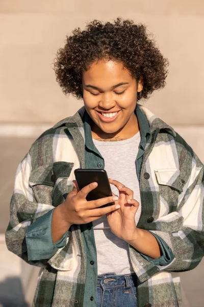 Glückliche Millennials in Freizeitbekleidung mit Smartphone — Stockfoto