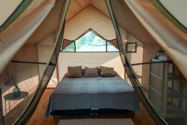 Geniş odanın ortasında duran büyük yatak.