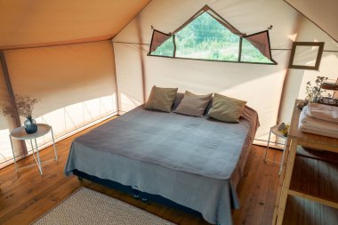 Yatak odasının içi glamping evi içinde.