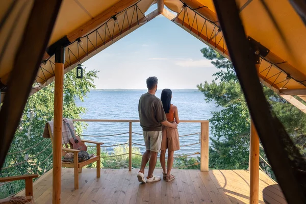 Vista trasera de pareja cariñosa disfrutando de vacaciones de verano —  Fotos de Stock