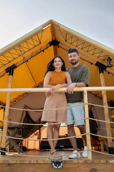 Amorous çifti balayını Glamping House 'da geçiriyor.