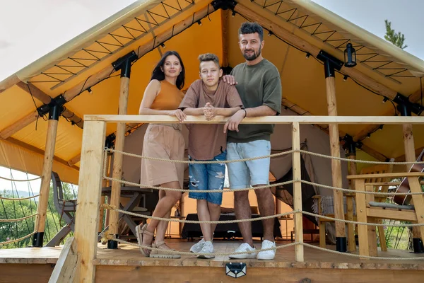 Genç karı koca ve yeni yetme oğulları