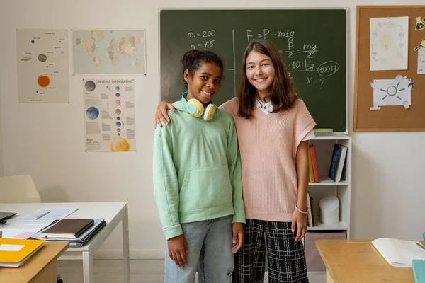 Duas alunas multirraciais alegres em casualwear — Fotografia de Stock