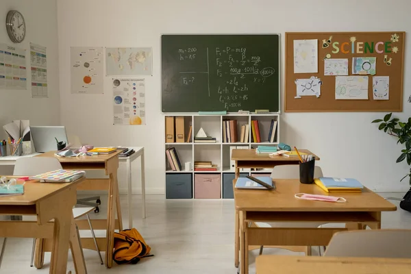 Interior del aula en la escuela contemporánea sin nadie alrededor — Foto de Stock