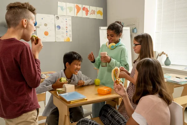 Cute schoolchildren having snack at lunch break — Stock Photo, Image