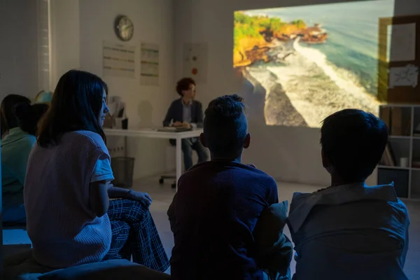 Bir grup okul çocuğu doğal çevre hakkında videolar izliyor. — Stok fotoğraf