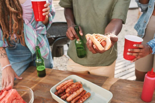 Man maken Hot Dogs voor vrienden — Stockfoto