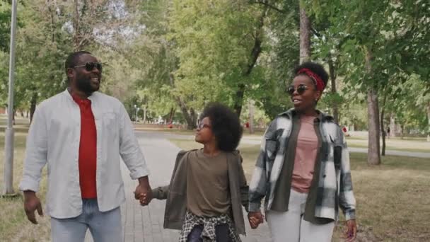 Εντοπίζοντας Μέσο Πλάνο Αργό Ρυθμό Ευτυχισμένου Νεαρού Παντρεμένου Ζεύγους Αφροαμερικανών — Αρχείο Βίντεο
