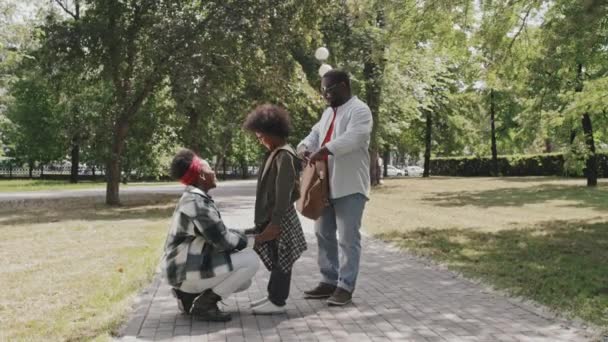 Slowmo Ujęcie Szczęśliwej Afroamerykańskiej Rodziny Trojga Spędzającej Lato Świeżym Powietrzu — Wideo stockowe