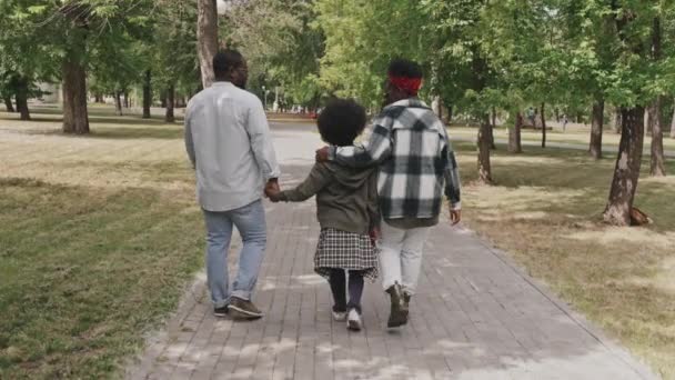 Latar Belakang Full Length Shot Slowmo Stylish African American Family — Stok Video