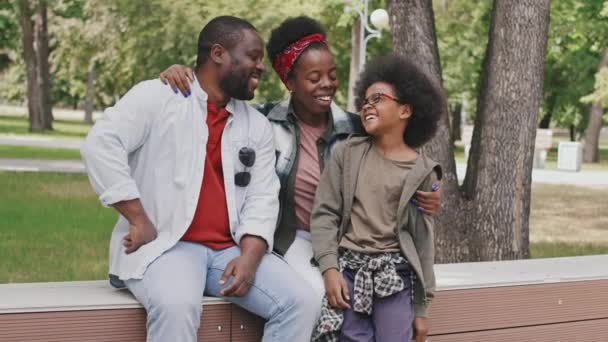 Retrato Lento Médio Família Afro Americana Feliz Três Sorrindo Para — Vídeo de Stock