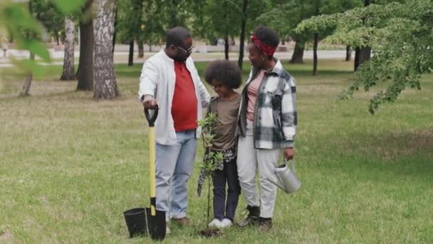 Retrato Lento Larga Duración Feliz Familia Afroamericana Tres Equipos Jardinería — Vídeos de Stock