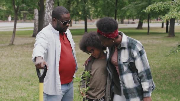 Mediana Slow Shot Jóvenes Feliz Afroamericano Familia Tres Mirando Pequeño — Vídeo de stock