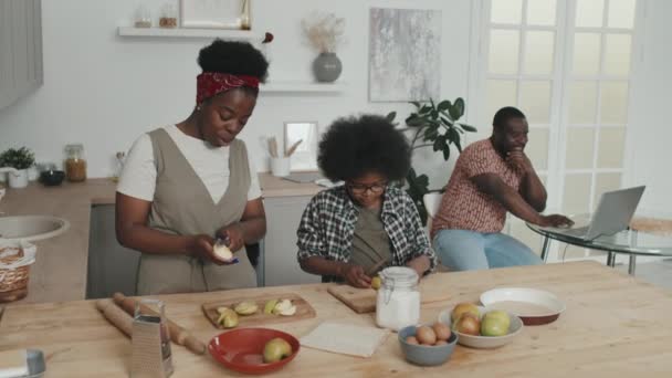 Medium Slowmo Glad Afroamerikansk Familj Tre Tillbringa Tid Tillsammans Köket — Stockvideo