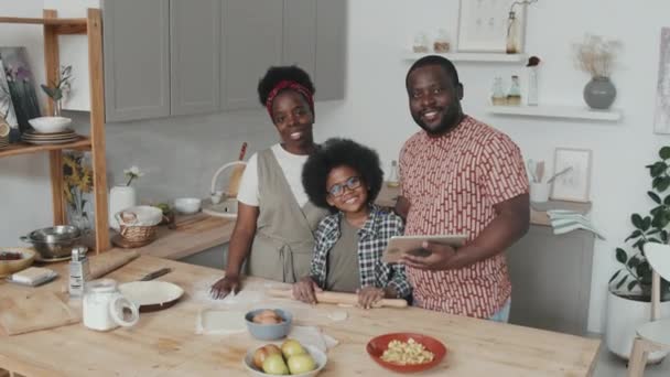 Retrato Lentitud Media Feliz Familia Afroamericana Moderna Sonriendo Cámara Mientras — Vídeos de Stock