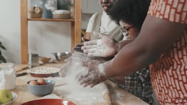 식탁에서 집에서 파이를 요리하면서 밀가루로 손뼉을 아프리카 미국인 가족의 — 비디오
