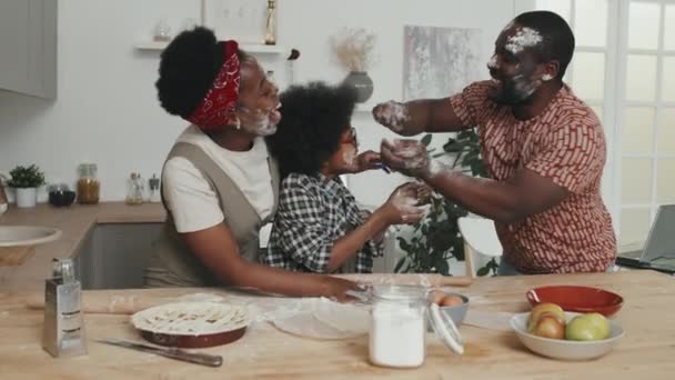 식탁에 요리하면서 밀가루와 즐거운 아프리카 미국인 가족의 느림보 — 비디오