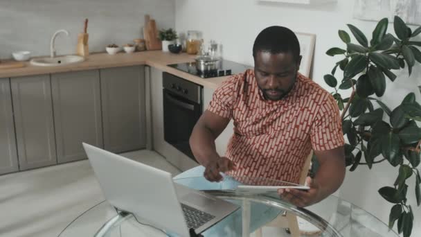 Média Lentidão Tiro Jovem Afro Americano Usando Tablet Digital Enquanto — Vídeo de Stock