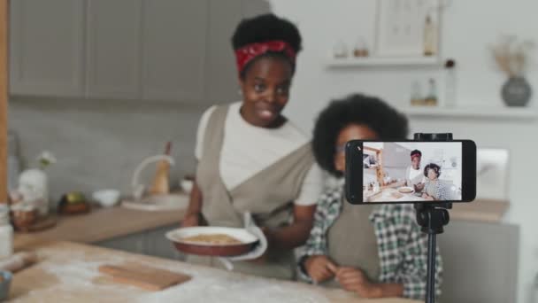 Plan Slow Moyen Mère Afro Américaine Son Fils Debout Près — Video