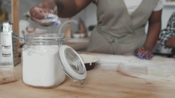 Slowmo Detailní Záběr Ženské Ruky Brát Nějakou Mouku Sklenice Zatímco — Stock video