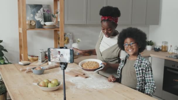 Mediana Toma Lenta Joven Mujer Afroamericana Feliz Pequeño Hijo Grabación — Vídeos de Stock