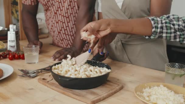 Slowmo Close Família Afro Americana Três Fazendo Massa Para Jantar — Vídeo de Stock