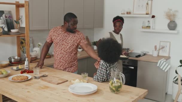 Média Foto Lenta Família Afro Americana Feliz Três Passar Tempo — Vídeo de Stock